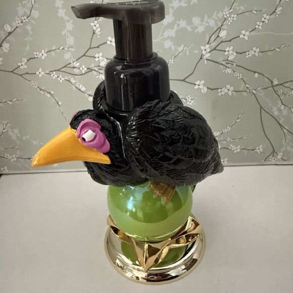 Bath & Body Works Disney Maleficent Raven G & C Foaming Hand Soap Dispenser NWT - Picture 4 of 6